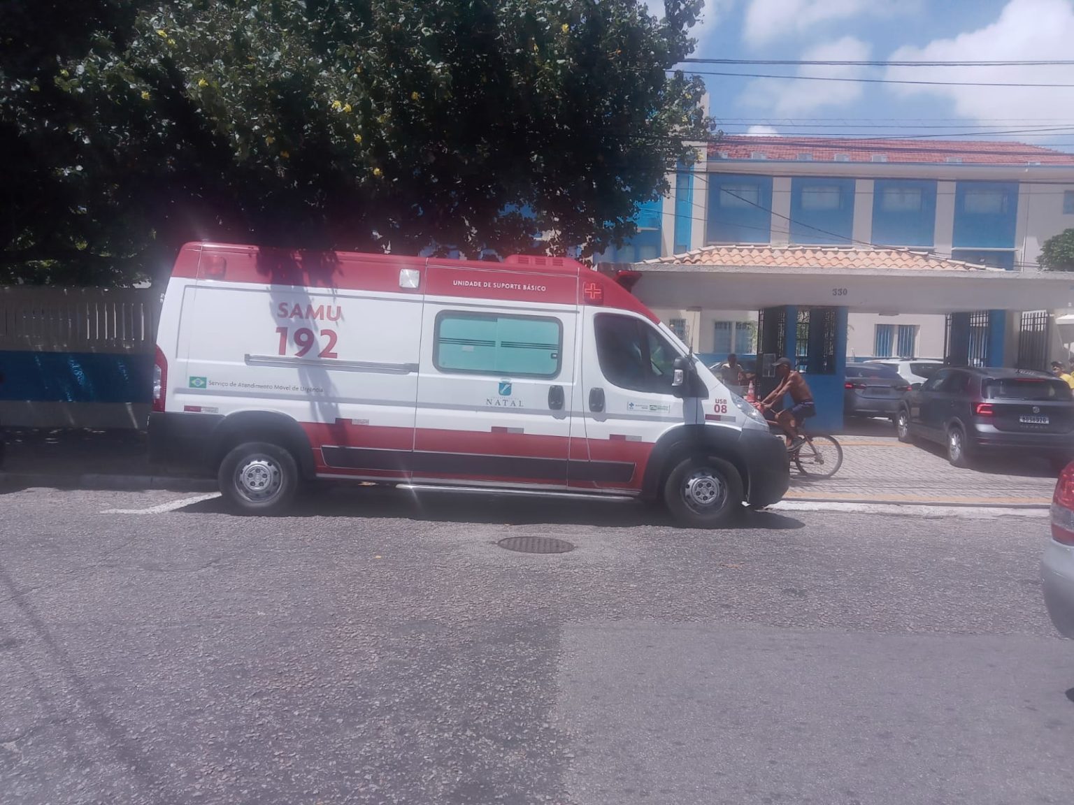 Idosa de 80 anos é atendida pelo Samu após cair em escada em seção eleitoral de Natal