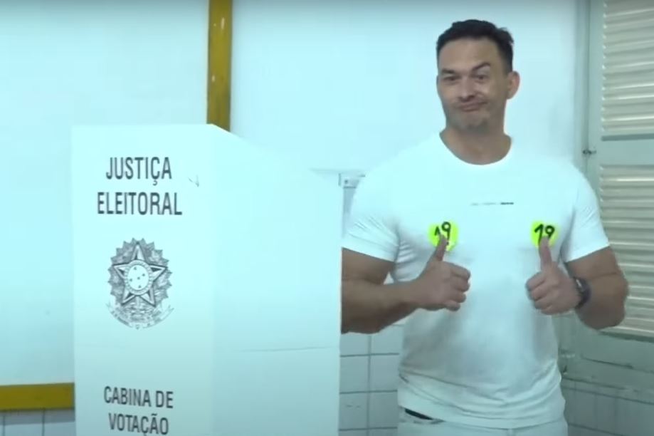 [Vídeo] Candidato ao Governo do RN, Styvenson vota em escola na Zona Sul