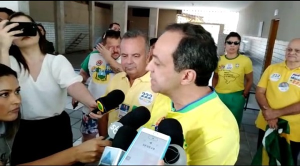 Fábio Dantas vota, critica pesquisa e diz que confia em ida ao segundo turno