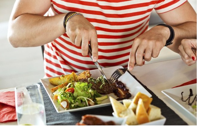 Por que comer rápido faz mal? Hábito aumenta risco de diabetes e obesidade