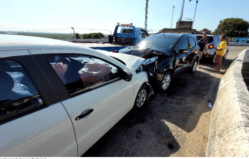 Motorista sobe viaduto na contramão e bate de frente com outro carro em Natal