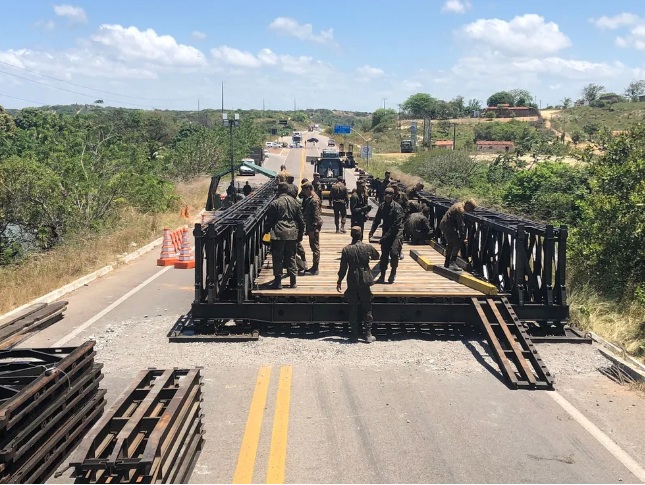 Trecho da BR-101 Norte onde cratera abriu volta a ser interditado na Grande Natal