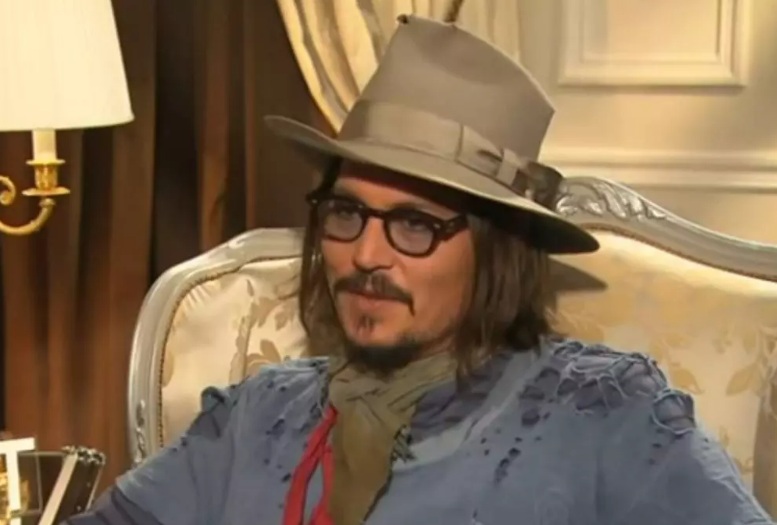 Aposentada cai em golpe e perde R$ 208 mil achando que namorava Johnny Depp