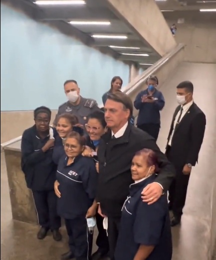 VÍDEO: Bolsonaro e Michelle são ovacionados em hospital ao visitarem policiais baleados durante eleições