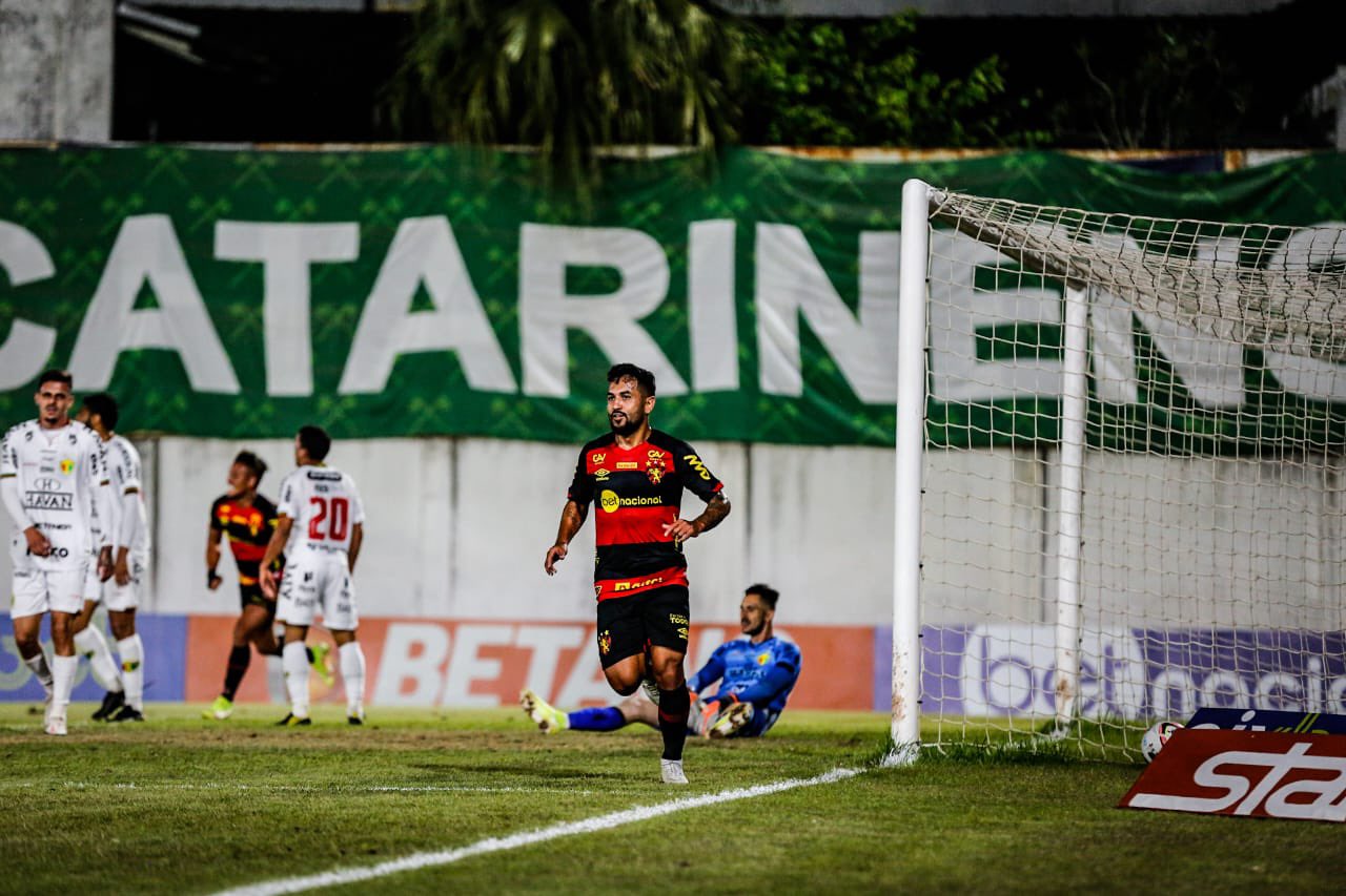 Atacante do Sport esquece detalhes de próprio gol e se atrapalha durante entrevista