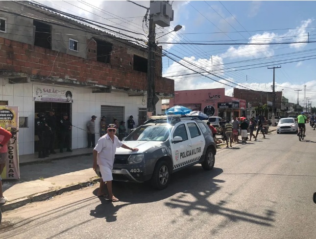 Homem vai deixar filha na escola e acaba morto após briga de trânsito em Natal