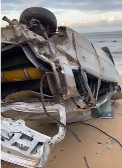 Veículo despenca das falésias em praia no RN