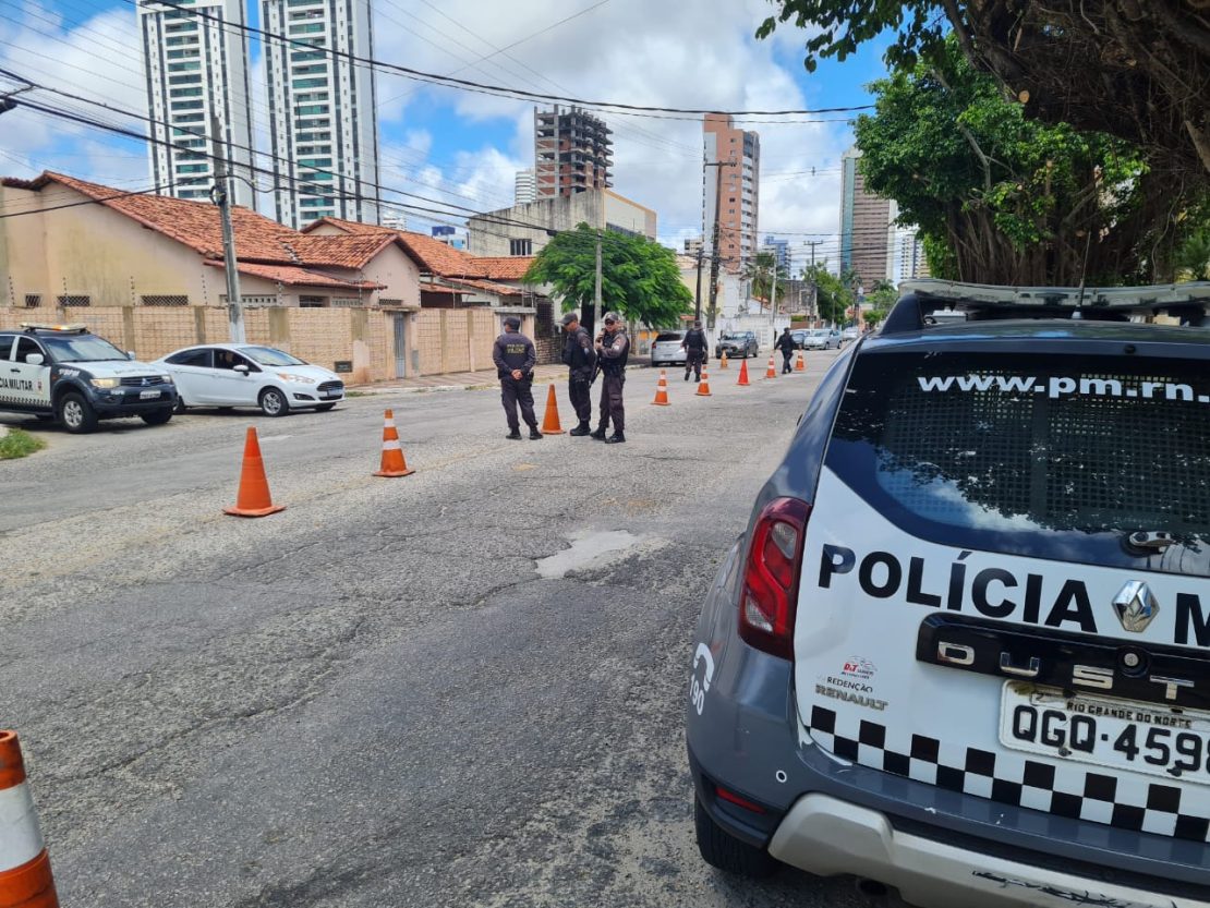 PM faz barreiras itinerantes em bairros de Natal após mensagens de facção criminosa