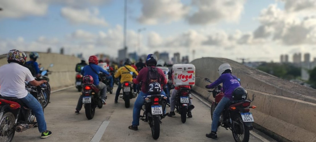 VÍDEO: Motoentregadores fazem protesto e fecham cruzamento de avenidas movimentadas de Natal