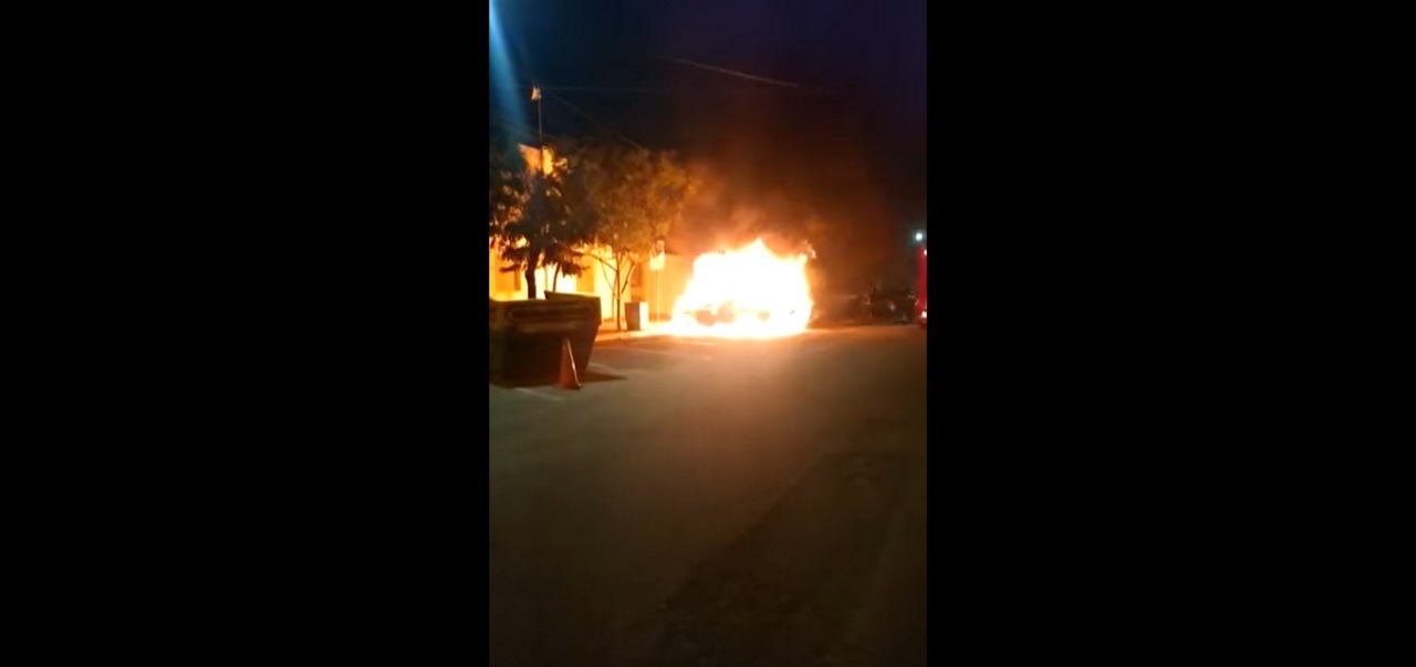 [VÍDEO] Carro da STTU é incendiado durante a madrugada em Natal