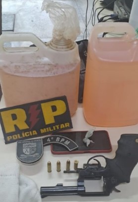 Bandidos são presos com arma e galões de gasolina em Natal