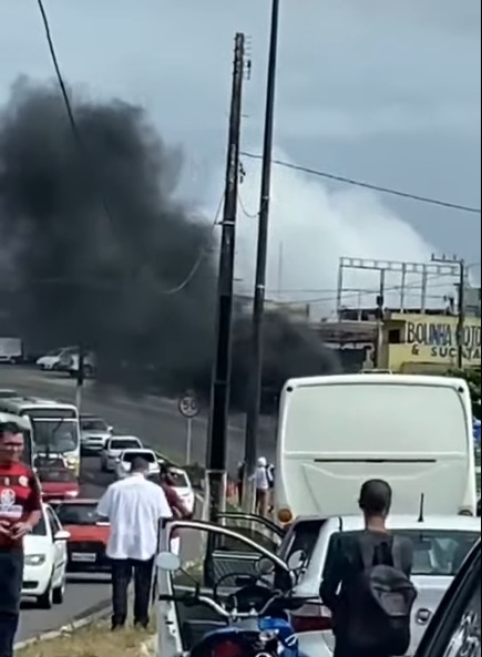 VÍDEO: Manifestantes queimam pneus e interditam trânsito em Natal