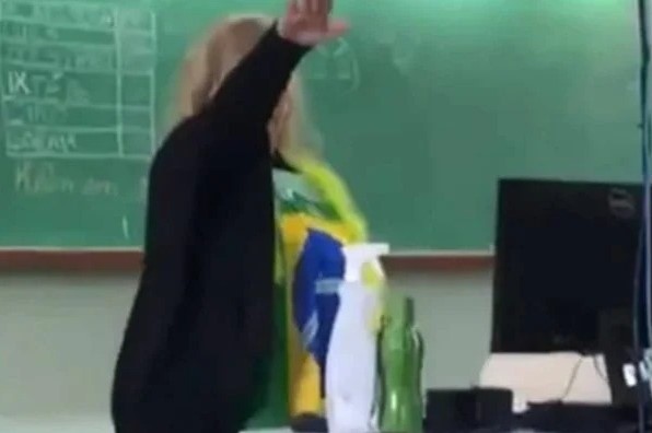VÍDEO: Professora faz gesto nazista em escola do Paraná