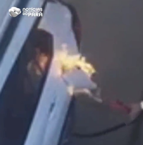 VÍDEO: Frentista acende isqueiro e causa incêndio em carro em posto de combustíveis