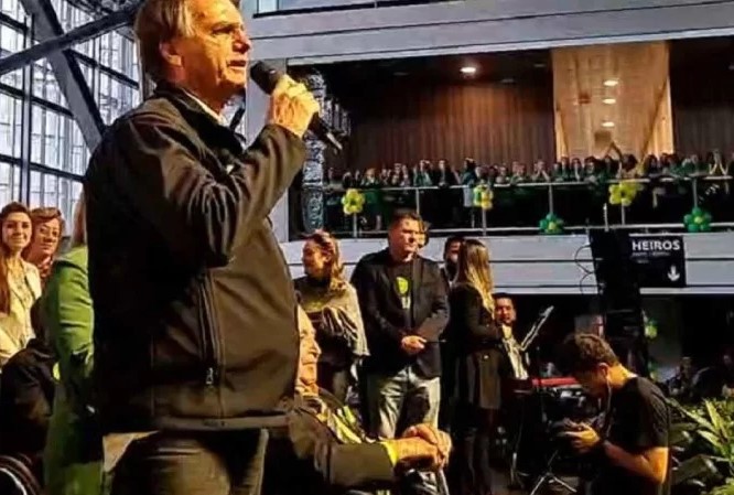 Bolsonaro diz estar "pronto" para reeleição "se for a vontade de Deus"