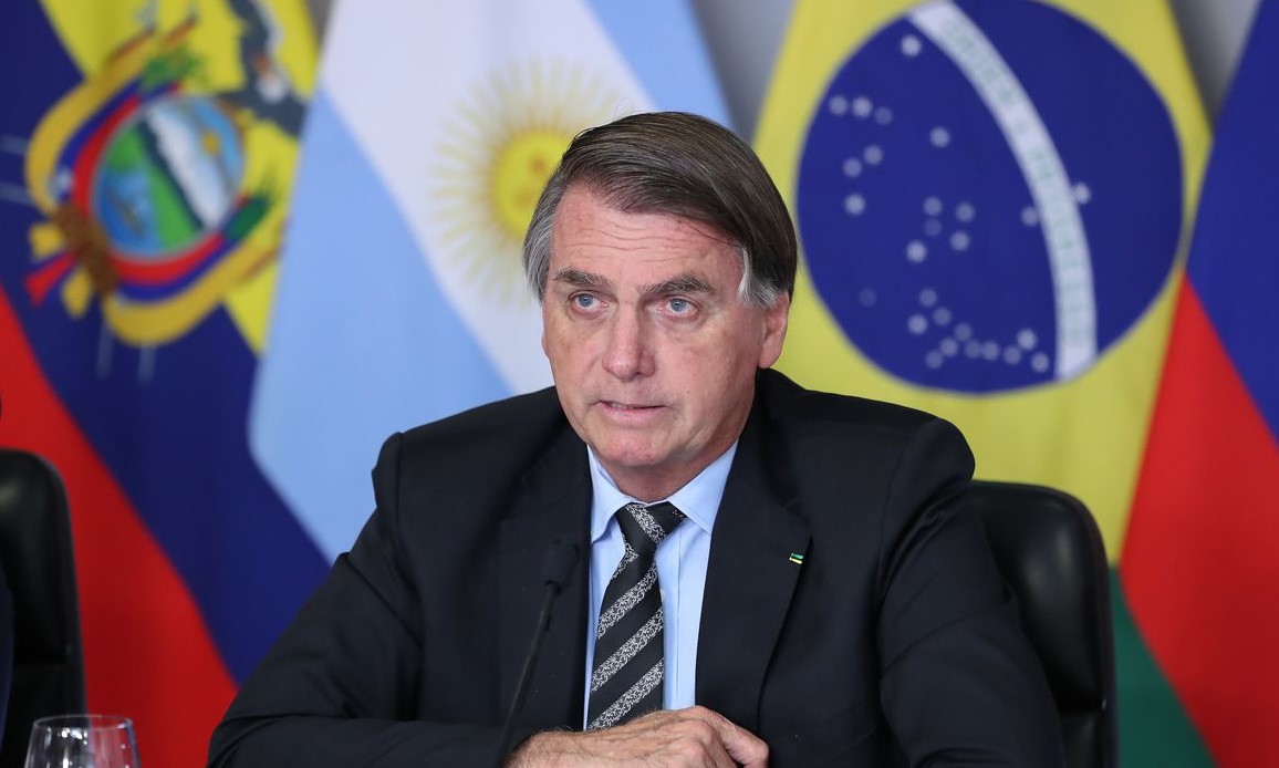 Bolsonaro pede que apoiadores acompanhem apuração no local de votação