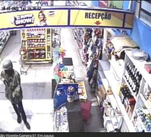 VÍDEO: Bandidos fortemente armados assaltam supermercado no Vale Dourado, na Zona Norte de Natal