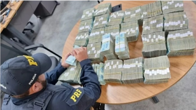 PRF apreende R$ 2,5 milhões em notas guardadas em porta-malas de carro