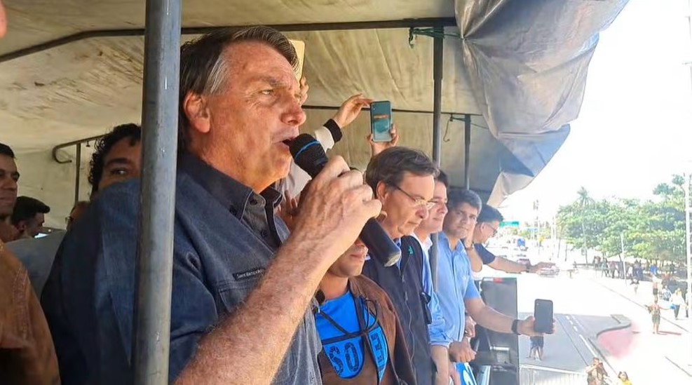 "Ele vai voltar pra cadeia", diz Bolsonaro sobre Lula em Recife