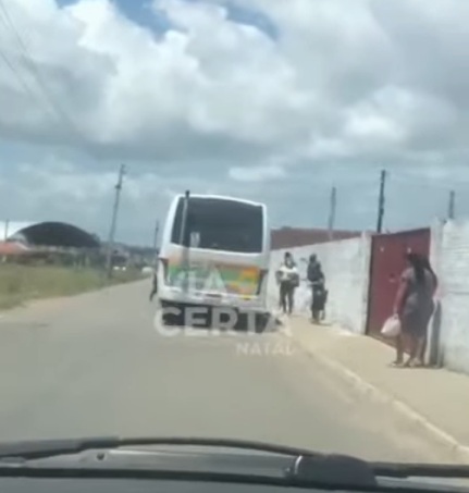 VÍDEO: Motoristas de ônibus saem no tapa durante briga de trânsito na Grande Natal