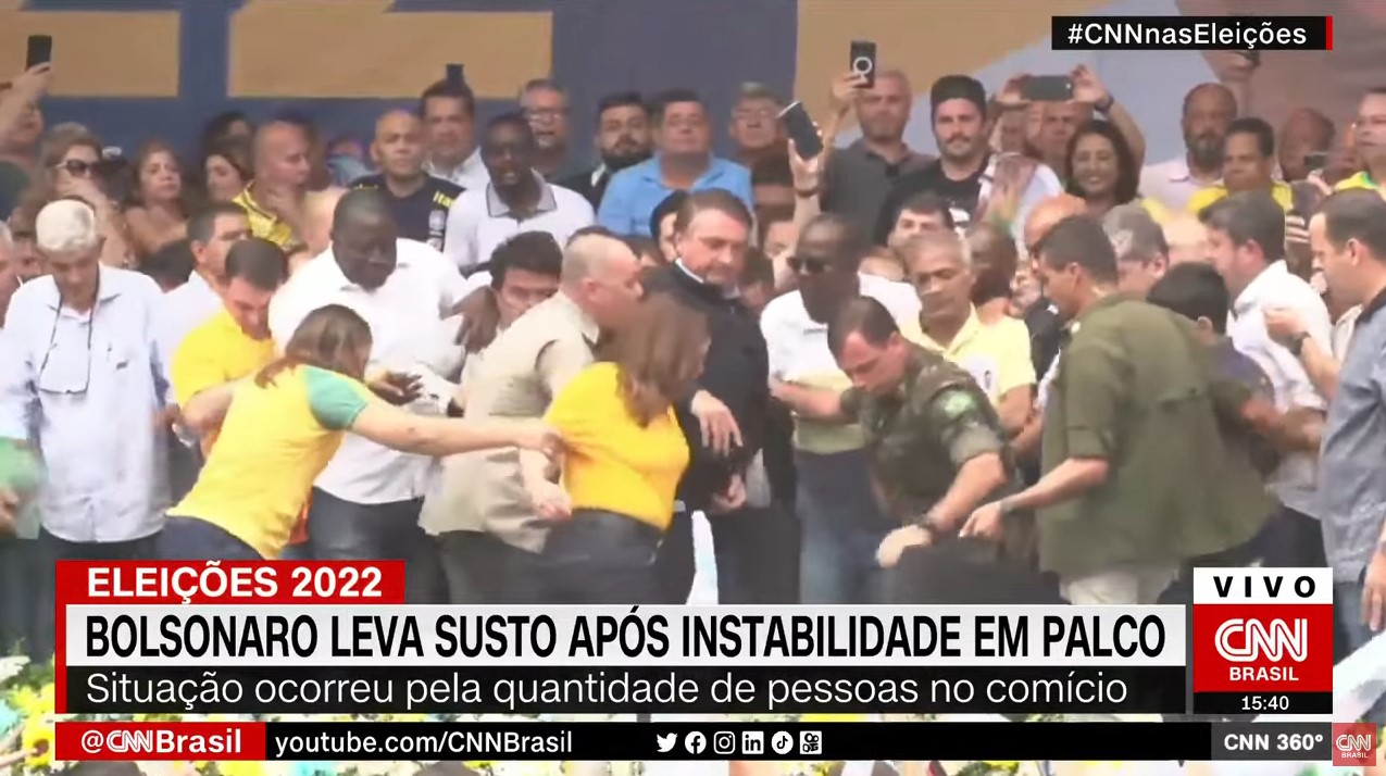 VÍDEO: Bolsonaro toma susto com oscilação de palco durante ato em Duque de Caxias