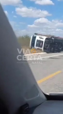 VÍDEO: Motorista perde o controle e tomba caminhão na BR-304 em Angicos