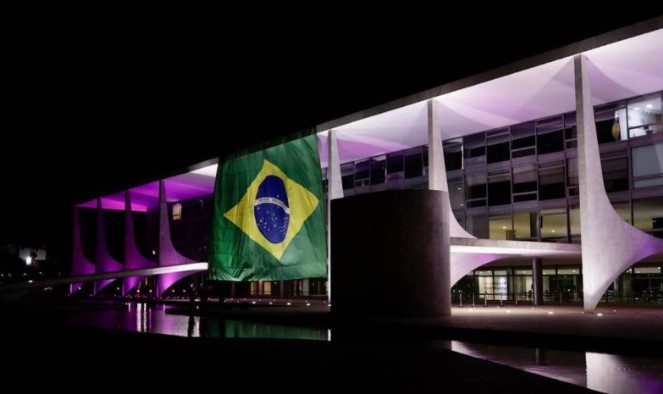 Bolsonaro coloca bandeira do Brasil no Planalto: “Mandei botar. Acho que ninguém vai ter coragem de falar ‘retira daí”