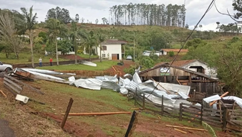 Tornado com ventos de até 120 km/h deixa rastro de destruição em SC