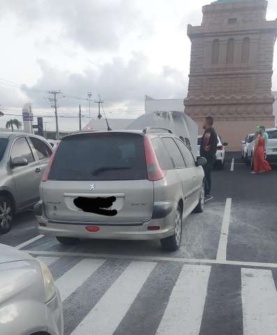 Carro pega fogo no estacionamento da Havan