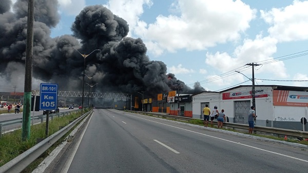 PRF bloqueia trânsito na BR-101 após incêndio em distribuidora de pneus em Parnamirim