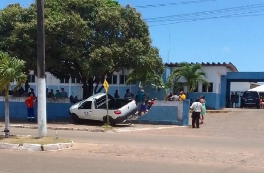 Motorista perde controle de carro e derruba muro de hospital no RN
