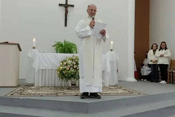 VÍDEO: mulher interrompe padre e o acusa de pedir voto em Lula no PR