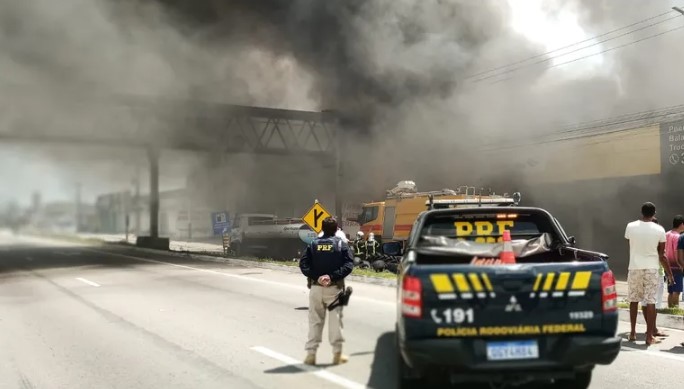 Trecho da BR-101 é liberado após incêndio em loja de pneus em Parnamirim