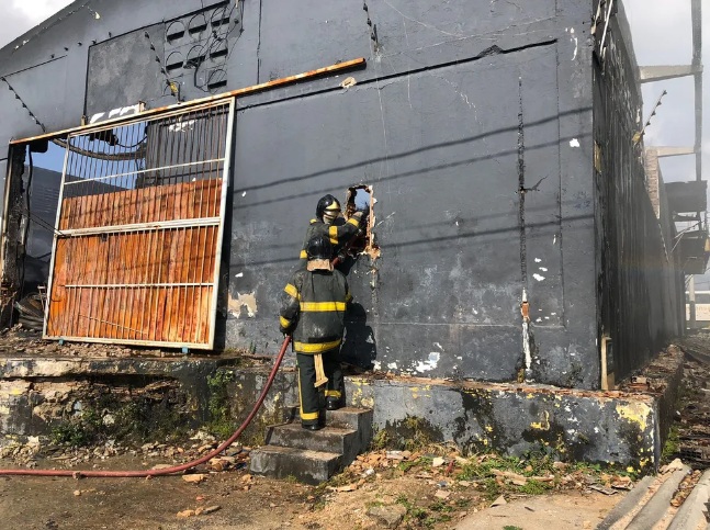 Incêndio em loja de pneus na Grande Natal é controlado quase 24 horas depois