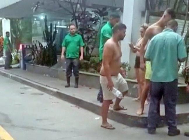 VÍDEO: Mulher é filmada ao usar banheiro de posto, percebe e flagra frentista
