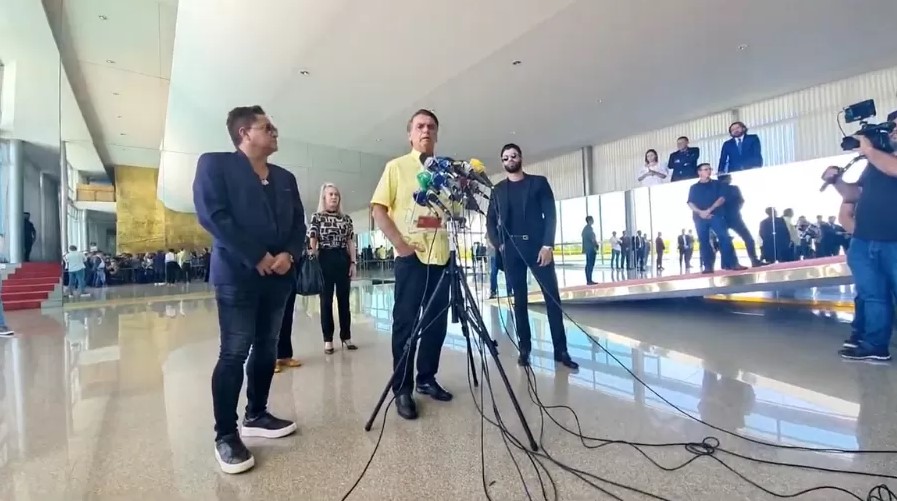 VÍDEO: Leonardo e Gusttavo Lima vão ao Palácio da Alvorada em apoio a Bolsonaro