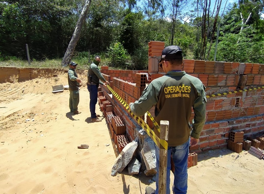 Fiscais embargam obra em área de dunas em Natal