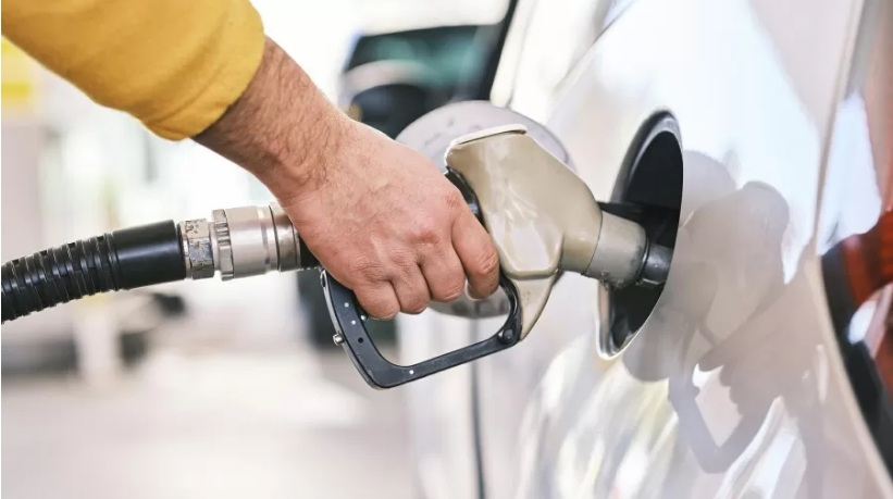 Preço da gasolina nos postos volta a subir após 15 semanas