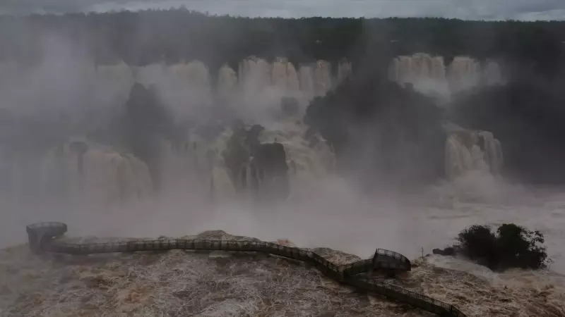 Turista cai das Cataratas do Iguaçu e desaparece