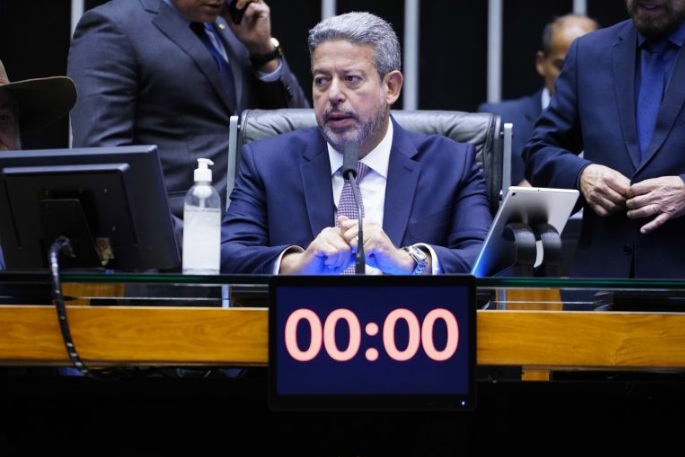Câmara aprova urgência para projeto que regulamenta pesquisas eleitorais