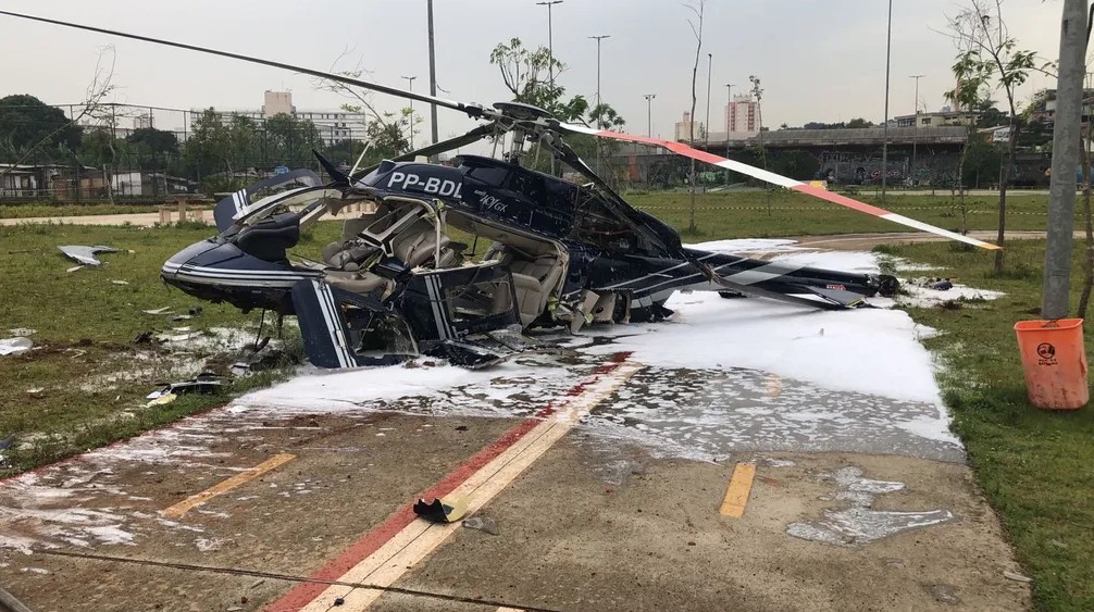 VÍDEO: Helicóptero cai próximo a residências na Zona Sul de SP; duas pessoas ficam feridas