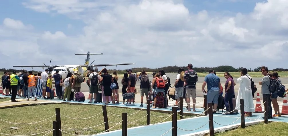 Após dias de espera, 69 passageiros da Gol conseguem deixar Noronha; Anac restringiu pousos na ilha