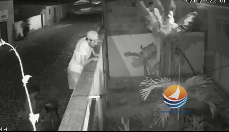 VÍDEO: Dupla é flagrada furtando bicicleta durante a madrugada na Grande Natal
