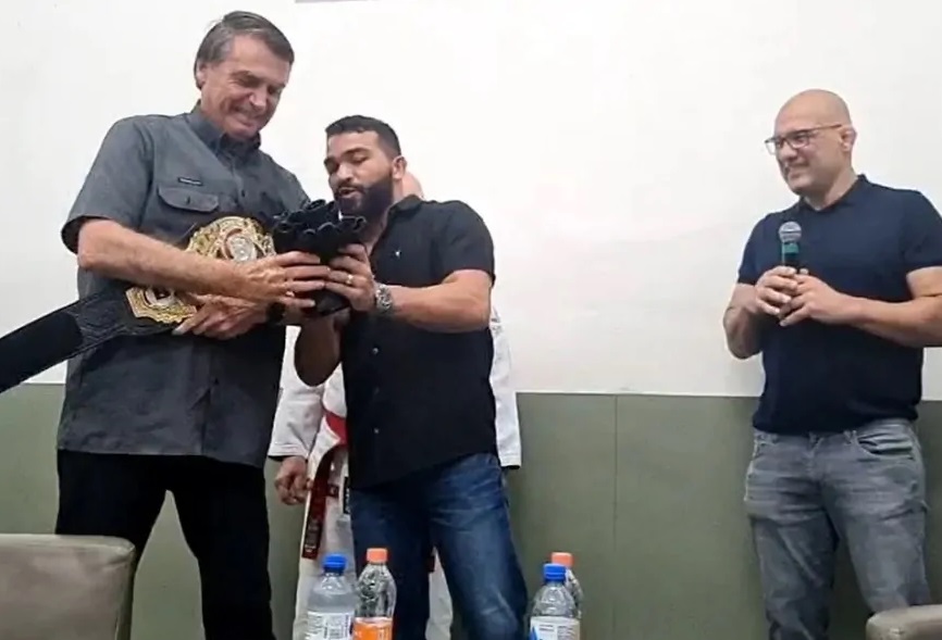VÍDEO: Lutador potiguar Patrício Pitbull entrega cinturão em apoio a Jair Bolsonaro