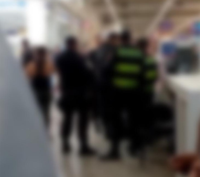 Policial surta e ameaça atirar em funcionários de supermercado em Natal