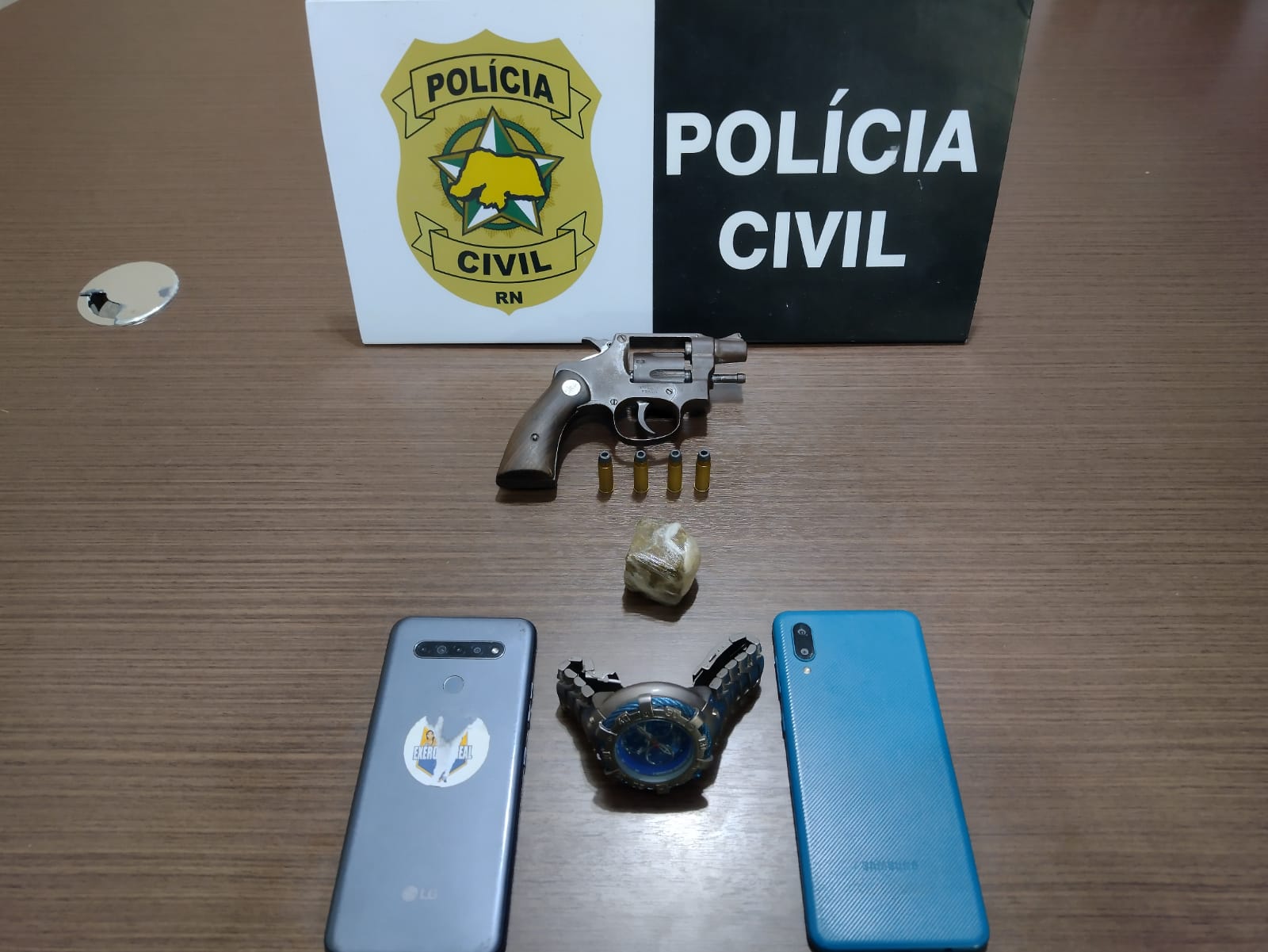 Polícia prende casal por tráfico de drogas,  posse irregular de arma de fogo e receptação na Grande Natal