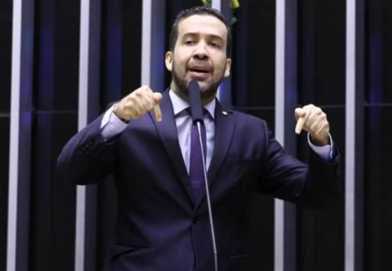 TSE estreia 'superpoderes', e Twitter remove posts de Janones no Brasil