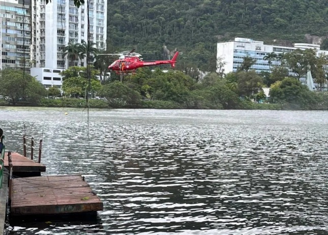 Helicóptero cai em lagoa no RJ