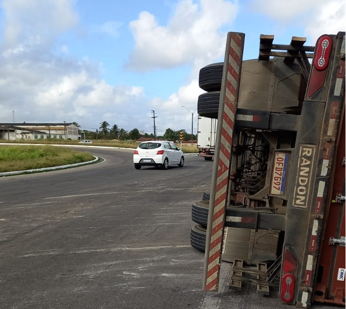 Carreta tomba em rotatória na BR-304 na Grande Natal