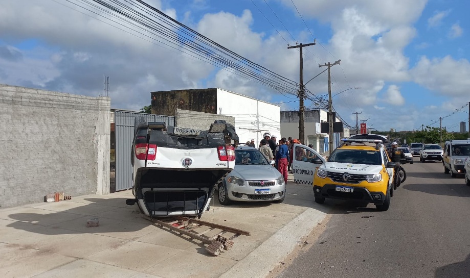 VÍDEO: Carro capota após acidente em avenida na Grande Natal